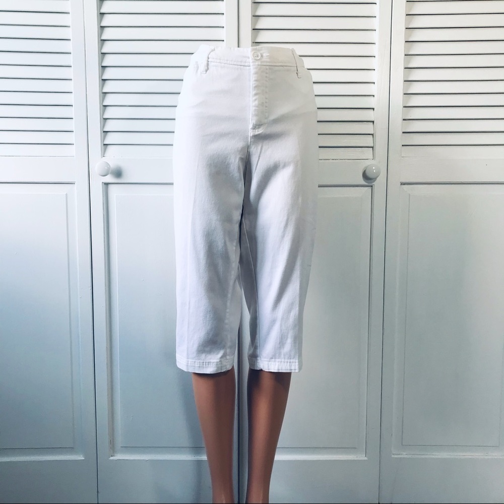 3/$25 ST. JOHN’S BAY White Capris Size 14